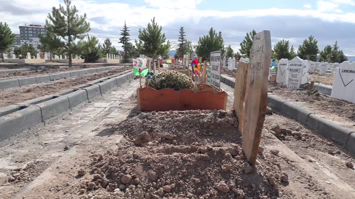 Arazide cesedi bulunan bebek defnedildi