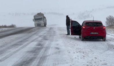 Ardahan’da kar ve buzlanma nedeniyle araçlar yolda kaldı