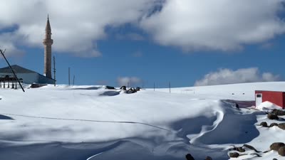 Bülbülan Yaylası’nda evler kara gömüldü