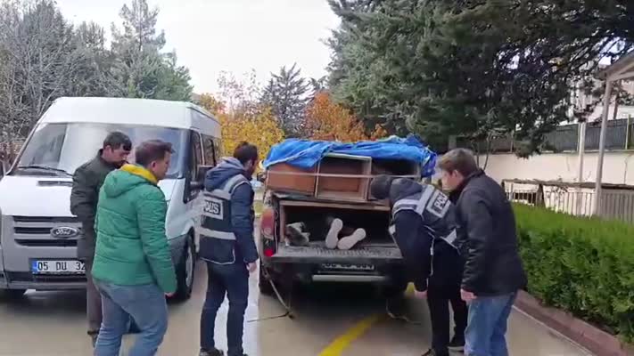 Arı kovanlarının arasına saklanan 4 düzensiz göçmen yakalandı
