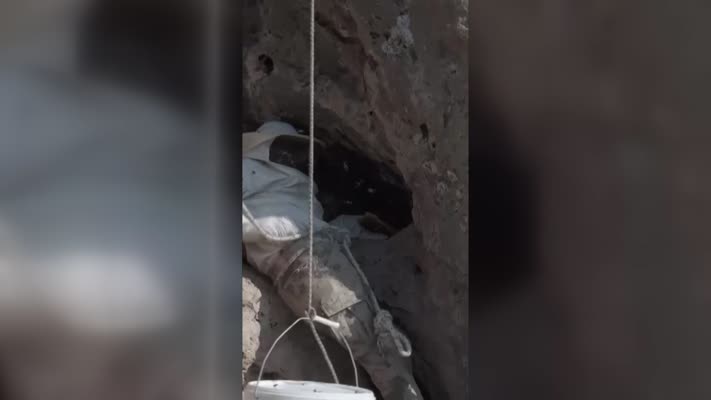 Nefes kesen kaya balı hasadı: Arıcılar dik yamaçlarda