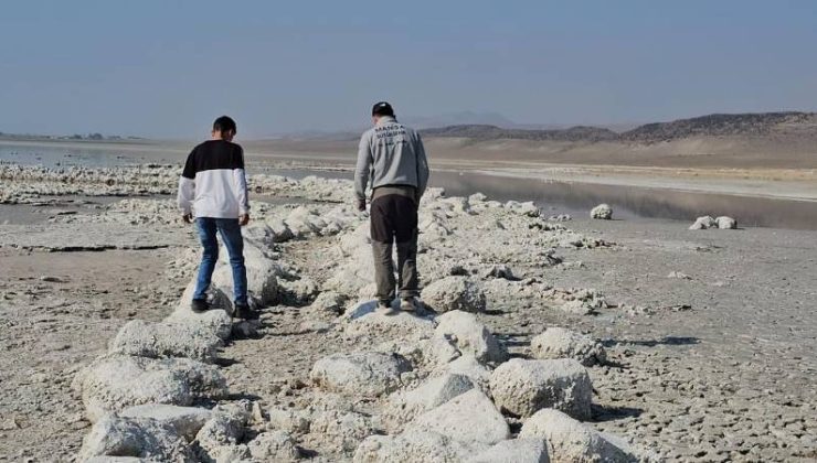 Arin Gölü’nde çekilen sularla duvar kalıntıları ortaya çıktı