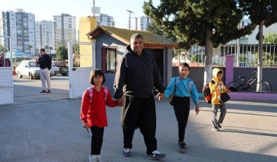 Babasının fedakarlığıyla eğitimde yol alan çocuklar