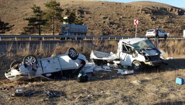 Balık yüklü kamyonet kaza yaptı, otoyol balıkla doldu