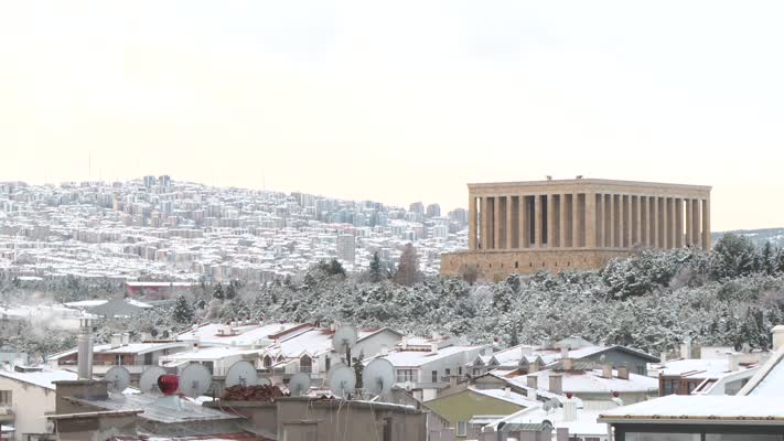 Ankara’nın simge yerleri ilk karla beyaza büründü
