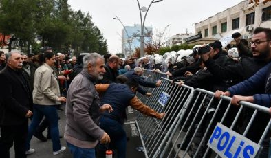 Batman Belediyesi önünde 9 kişi gözaltına alındı
