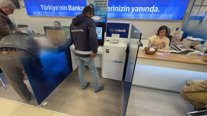 Kilis’te işçinin duyarlılığı: Bankaya ayakkabısız girdi