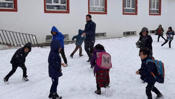 Bingöl’de kaymakamdan öğrencilerle kartopu keyfi