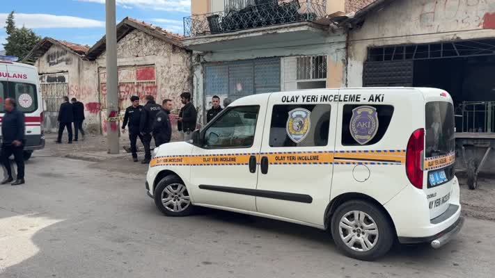 Bir kadın evinde başından vurulmuş halde ölü bulundu