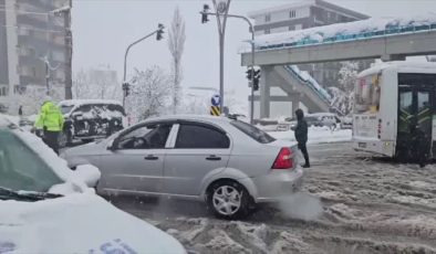 Bitlis’te yoğun kar yağışı sürücülere zor anlar yaşattı