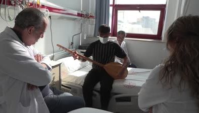 Böbrek nakliyle hayata dönen gençten doktorlara sazlı teşekkür