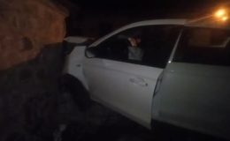 Camiye çarpan otomobildeki 8 kişi yaralandı