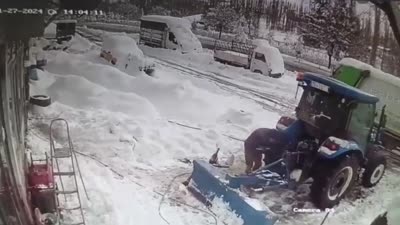 Çatıdan üzerine kar kütlesi düşen kişinin zor anları