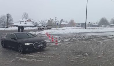 Bolu Dağı’nda yoğun kar ulaşımı durdurdu
