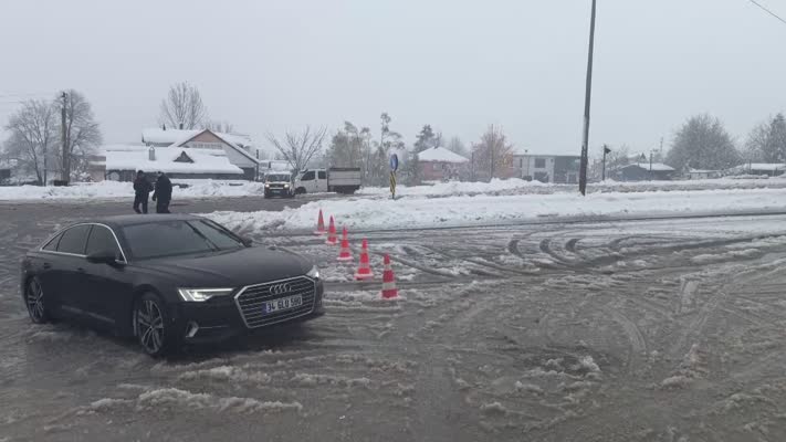 Bolu Dağı’nda yoğun kar ulaşımı durdurdu