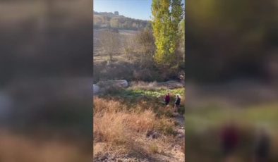 Dereye devrilen otomobilin sürücüsü öldü