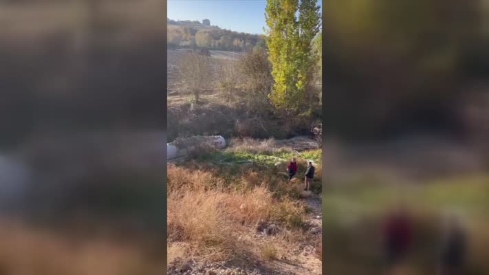 Dereye devrilen otomobilin sürücüsü öldü