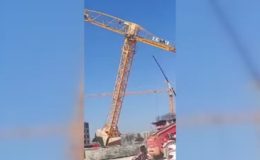 Devrilen kule vincin operatörü hayatını kaybetti