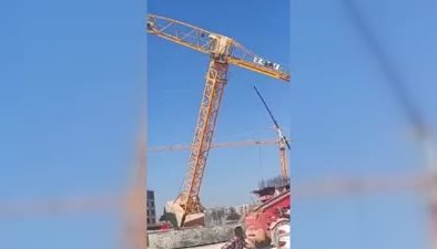 Devrilen kule vincin operatörü hayatını kaybetti