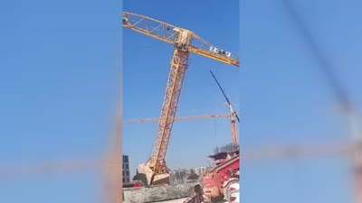 Devrilen kule vincin operatörü hayatını kaybetti