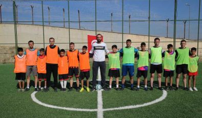 Dicle’de öğrenciler ve jandarma dostluğu futbolla pekişiyor