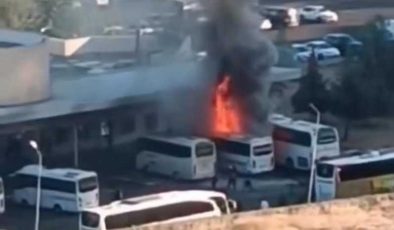 Diyarbakır Otogarı’nda park halindeki otobüs alev alev yandı