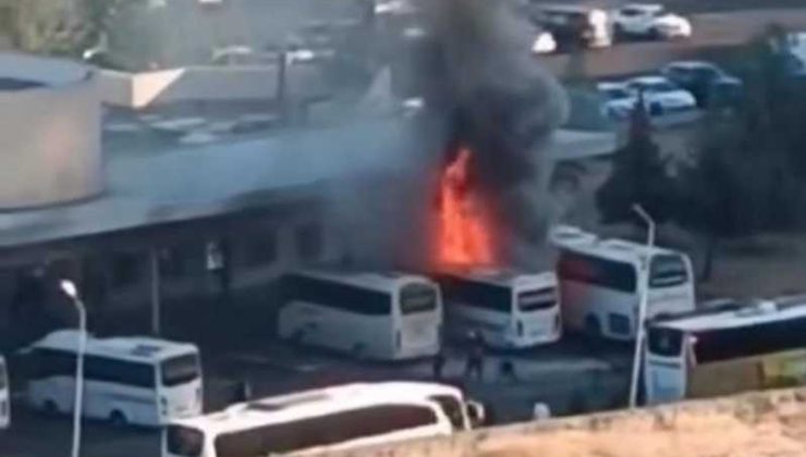 Diyarbakır Otogarı’nda park halindeki otobüs alev alev yandı