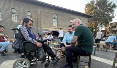 Diyarbakır Valisi Zorluoğlu, korumasız halkın arasında gezdi