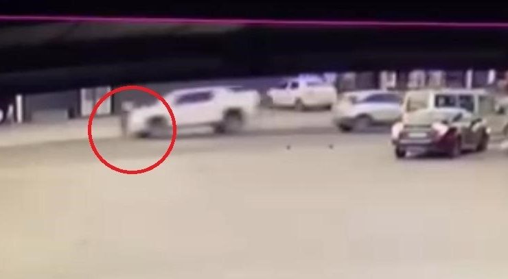 Diyarbakır’da 2 kişiye çarpan araç kamerada