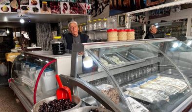 Diyarbakır’da 90 yaşındaki esnafın köy peyniri sevdası