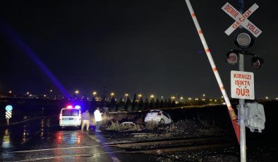 Diyarbakır’da hemzemin geçitte tren otomobile çarptı
