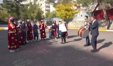 Diyarbakır’da öğrenciler öğretmenleri için sahneye çıkacak