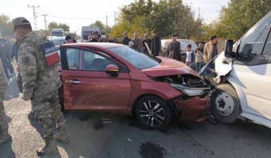 Diyarbakır’da servis ile otomobil çarpıştı: 13 yaralı