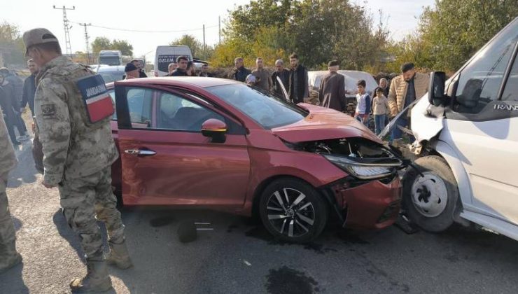 Diyarbakır’da servis ile otomobil çarpıştı: 13 yaralı