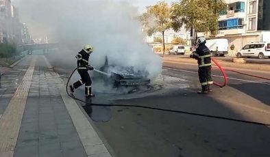 Diyarbakır’da seyir halinde otomobil yandı