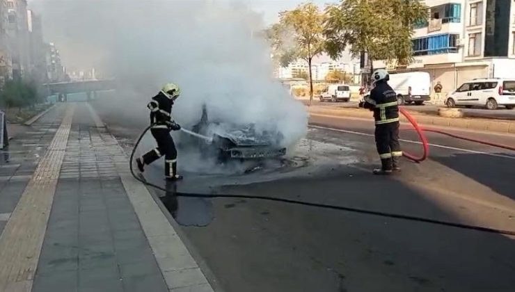 Diyarbakır’da seyir halinde otomobil yandı