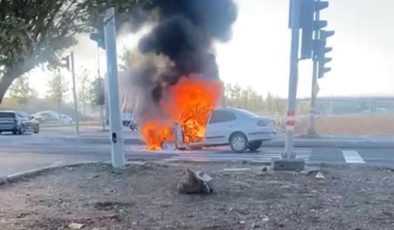 Diyarbakır’da seyir halindeki otomobil küle döndü
