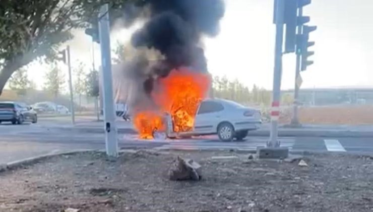 Diyarbakır’da seyir halindeki otomobil küle döndü