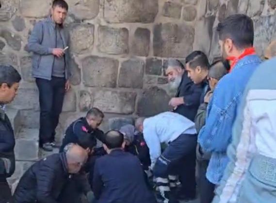 Diyarbakır’da tarihi surlardan düşen kadın hayatını kaybetti