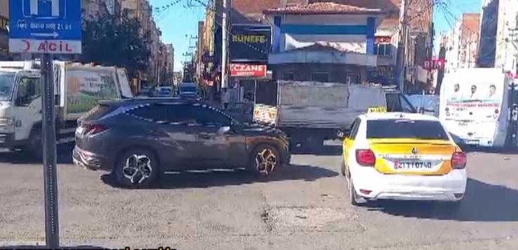 Diyarbakır’ın Dörtyol caddesinde trafik karmaşası yaşanıyor.
