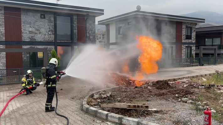 Başiskele’de doğal gaz borusu patladı, alevler yükseldi