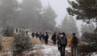 Doğaseverlerden 22,5 kilometrelik kar ve sis yürüyüşü
