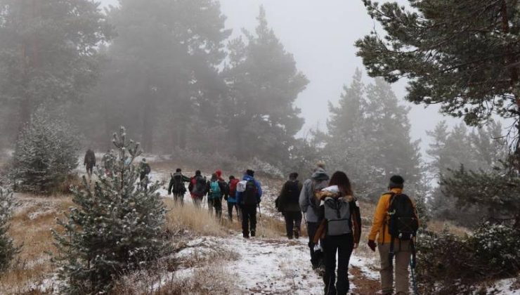 Doğaseverlerden 22,5 kilometrelik kar ve sis yürüyüşü