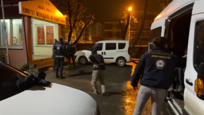 Ağrı’da 60 düzensiz göçmen ve 4 kaçakçı yakalandı