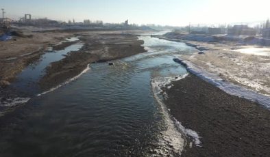 Dondurucu soğuklar Murat Nehri’ni dondurdu