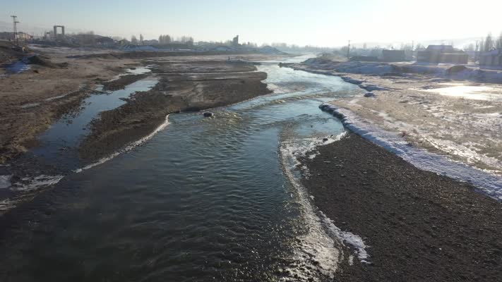 Dondurucu soğuklar Murat Nehri’ni dondurdu