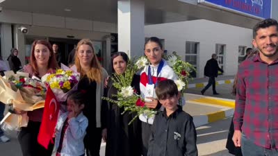 Dünya Gençler Boks Şampiyonası’nda ikinci olan Pınar Benek, Şırnak’ta coşkuyla karşılandı