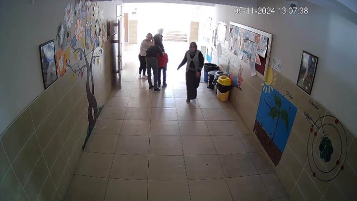 Öğretmenin öğrenciye heimlich manevrası!