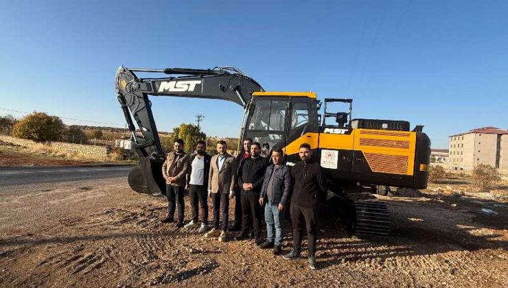 Eğil Belediyesi çevre dostu ekskavatörünü hizmete aldı