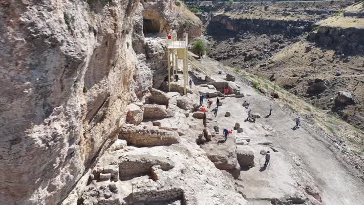 Eğil Kalesi’nde Hristiyan din adamlarına ait mezarlar bulundu